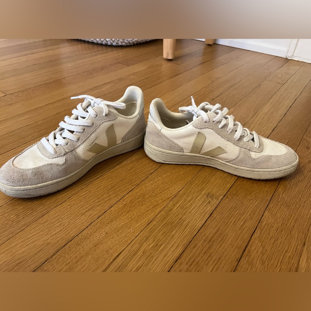 Tan Suede Veja’s - US 7